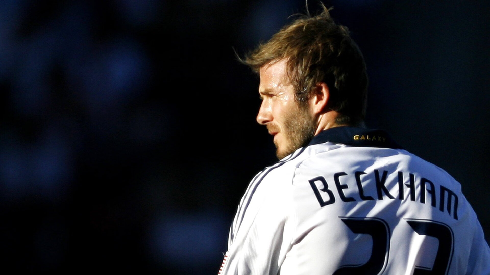 巴塞罗那不断突破！浓眉哥连续十二场比赛得分超过领先优势明显观众掌声雷动