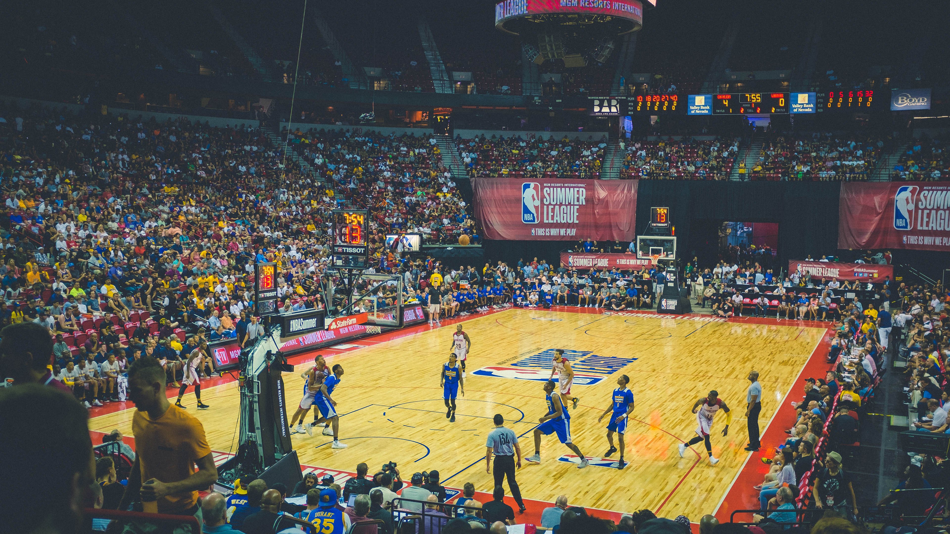 Scout在雄鹿比赛中绝杀，惊险取胜引发热议！